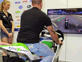 Motorrad Simulator Besuchermagnet Aufmerksamkeit erlbenisreich emotion emotionalisieren Spass Fantainment Eventgame Einkaufszentrum EyeCatcher Messe Promotion Sponsoring